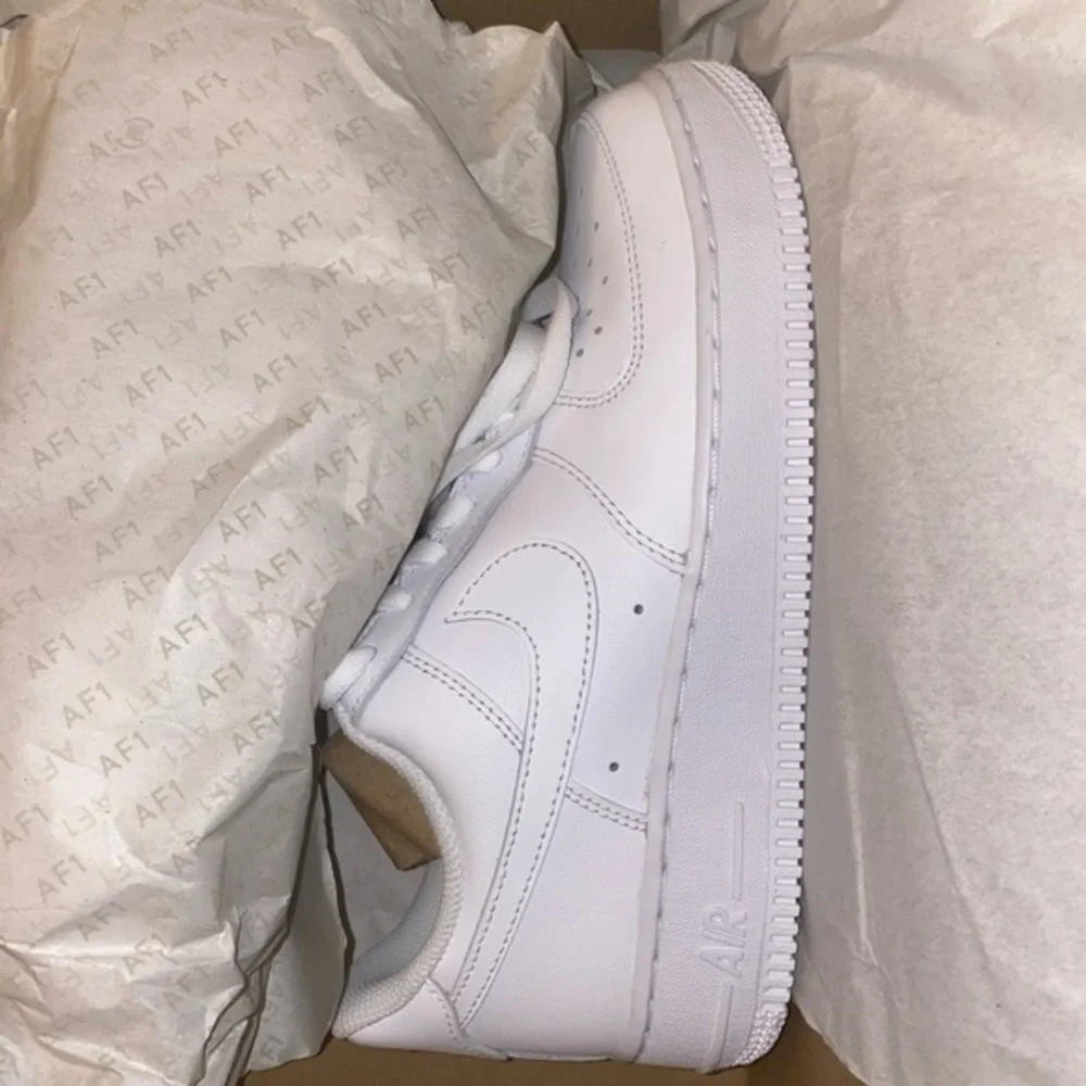 🌈🦋 Custom Nike’s!! 🦋🌈 - Picture 5 of 10